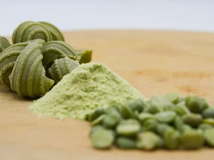 pasta fresca di legumi colorata su tagliere in cucina rustica