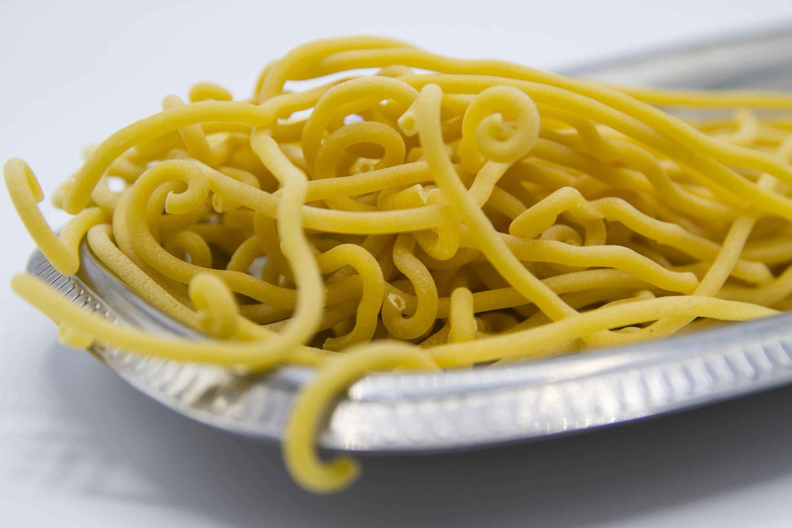 pasta di legumi-spaghetti fave- farina di fave Spaghetti di farina di fave, pasta di legumi artigianale del pastificio a Brescia