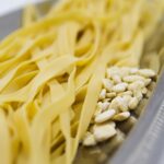Tagliatelle di farina di fave, pasta di legumi artigianale del pastificio a Brescia