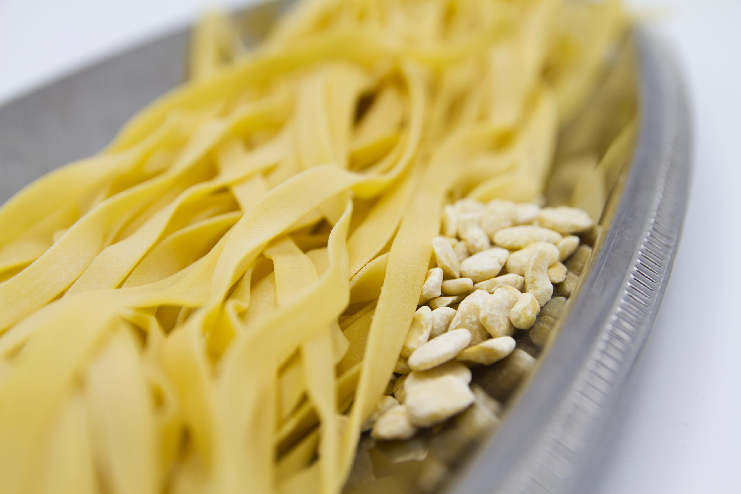Tagliatelle con farina di Fave Tagliatelle di farina di fave, pasta di legumi artigianale del pastificio a Brescia