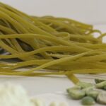 Pasta di piselli, formato tagliolini, artigianali, nel laboratorio di Brescia